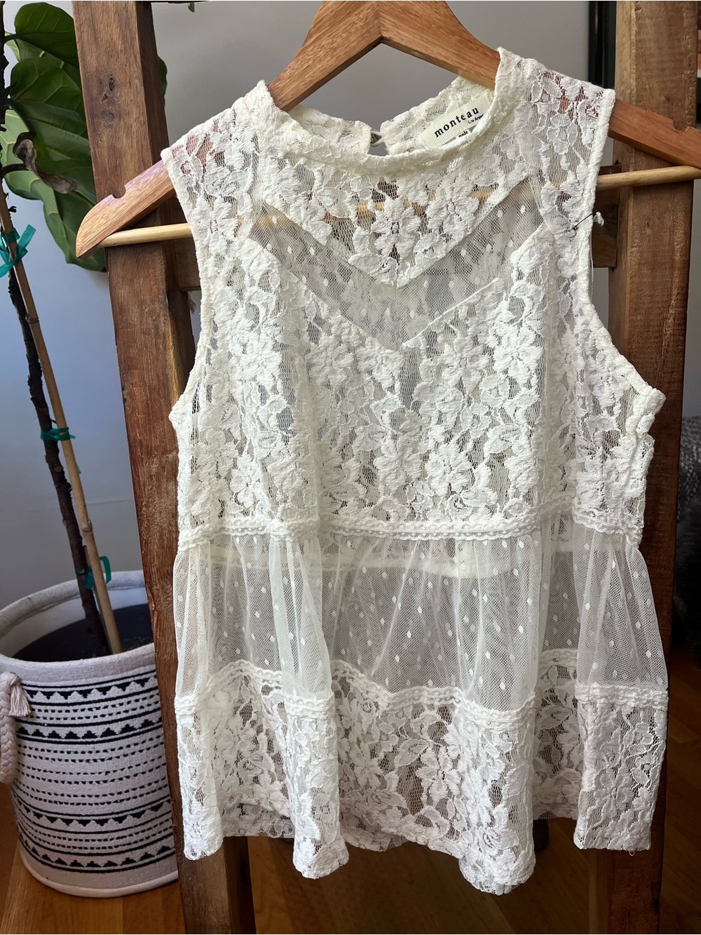 Monteau Ivory Floral Lace Sleeveless Top